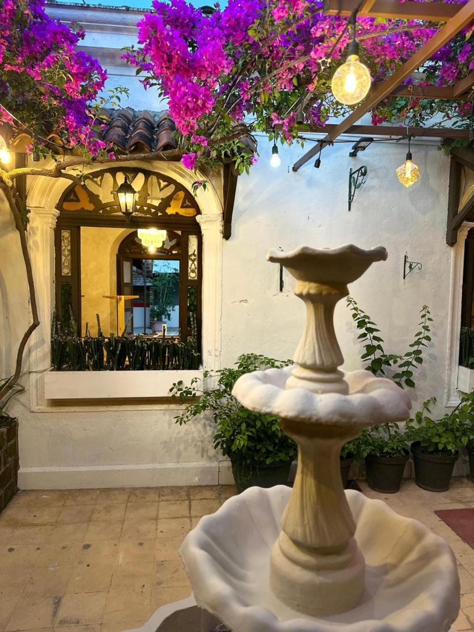 Hostal Velvet Plaza Santa Ana Exterior photo